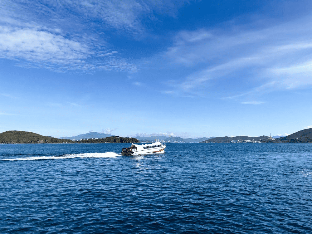 The journey from downtown Nha Trang to Hon Tam Island offers a scenic coastal view in just a few minutes by boat (Source: Pexels)